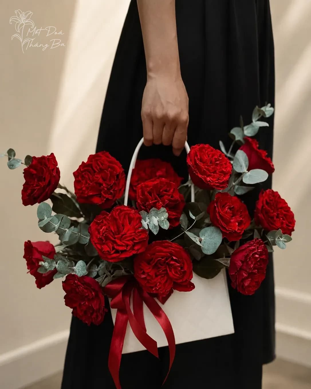 Lẵng Hoa Hồng Đỏ Nồng Nàn.