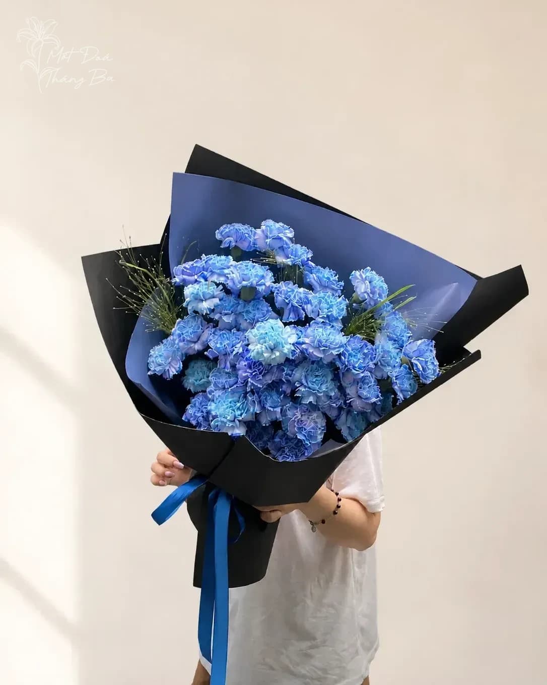 Bó hoa cẩm chướng xanh dương